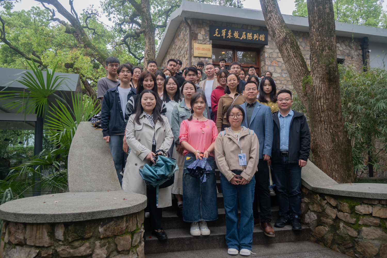 参观结束后,参加活动的师生在毛泽东故居前合影留念(学通社记者 张湛琦 摄)