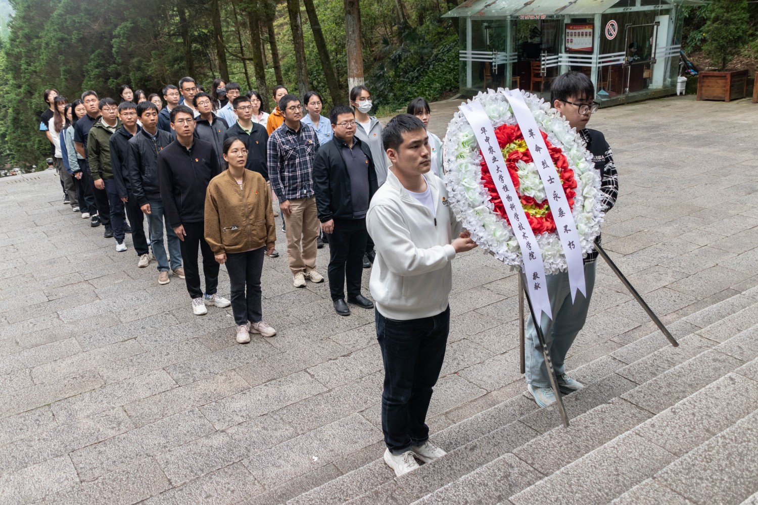 向革命烈士敬献花圈（通讯员 蔡文滔 摄）(1)